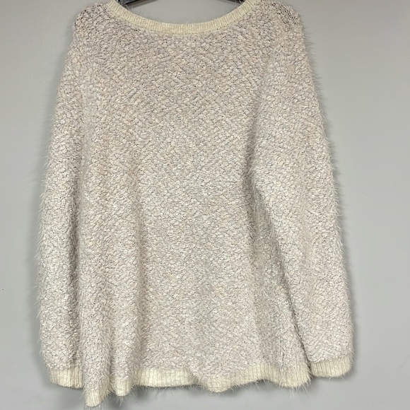 LC Lauren Conrad XXL Super Soft Eyelash Sweater Top - Picture 3 of 7